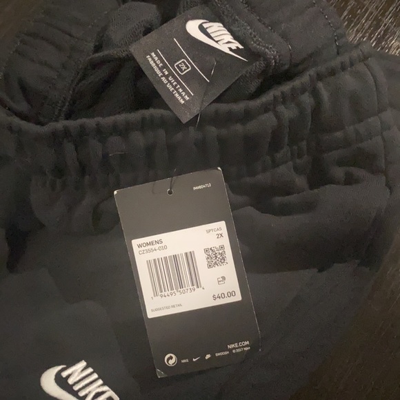 Women’s Plus Size Standard fit Nike shorts - Picture 5 of 9